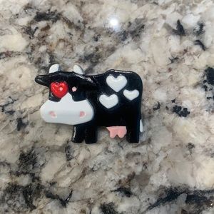 1989 hallmark heart cow pin/brooch